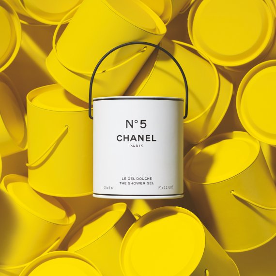 카카오커머스는 명품 브랜드 샤넬과 손잡고 오는 8월 31일까지 '샤넬 한정판 컬렉션(샤넬팩토리5)'을 카카오톡 선물하기를 통해 판매한다. 카카오커머스 제공