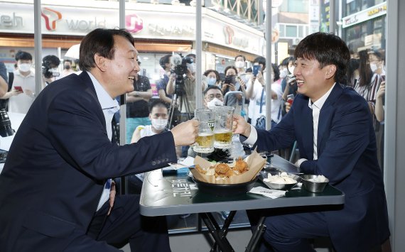 2021년 7월 25일 당시 이준석 국민의힘 대표(오른쪽)와 윤석열 전 검찰총장이 서울 광진구의 한 음식점에서 '치맥회동'을 하고 있다. / 사진=뉴시스