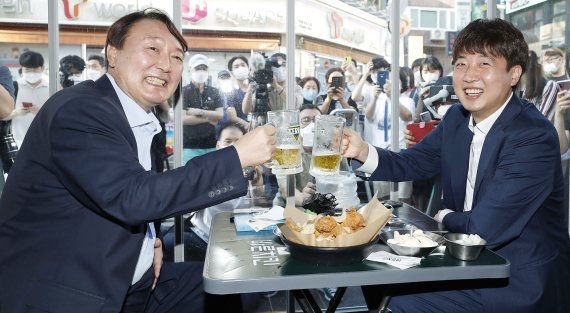 이준석 국민의힘 대표(오른쪽)와 윤석열 전 검찰총장이 25일 서울 광진구의 한 치킨집에서 두 번째 '치맥 회동'을 가졌다. 이번 회동은 이 대표의 제안으로 이뤄졌다. 뉴시스