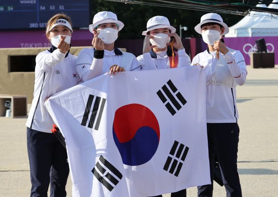 양궁 강채영, 장민희 안산(왼쪽부터) 어제 25일 일본 도쿄 유메노시마 공원 양궁장에서 열린 2020 도쿄올림픽 양궁 여자단체전 결승전에 승리한 후 태극기를 들고 기뻐하고 있다. 한국 여자 양궁팀은 올림픽 단체전 9연패라는 대기록을 세웠다. /사진=뉴스1