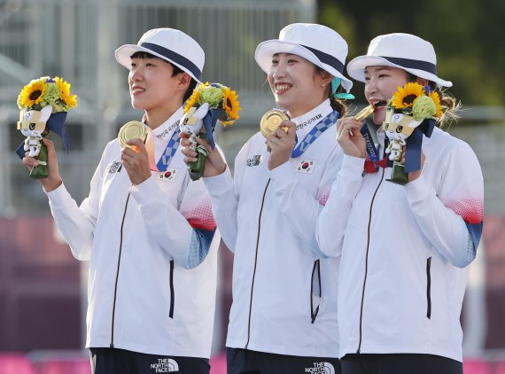 대한민국 양궁 국가대표 강채영, 장민희 안산(왼쪽부터)이 어제 25일 일본 도쿄 유메노시마 공원 양궁장에서 열린 2020 도쿄올림픽 양궁 여자단체전 시상식에서 금메달을 목에 걸고 활짝 미소 짓고 있다. 한국 여자 양궁팀은 올림픽 단체전 9연패라는 대기록을 세웠다. /사진=뉴스1