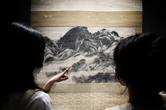20일 오전 서울 용산구 국립중앙박물관에서 열린 '고 이건희 회장 기증 명품전' 언론공개회에서 참석자들이 겸재 정선의 '인왕제색도'를 살펴보고 있다. '위대한 유산을 함께 누리다-고 이건희 회장 기증 명품전'은 이건희 회장 기증품 중 시대와 분야를 대표하는 명품 45건 77점(국보·보물 28건 포함)을 선보이며 전시는 오는 9월 26일까지 계속된다. 2021.7.20/뉴스1 © News1 성동훈 기자