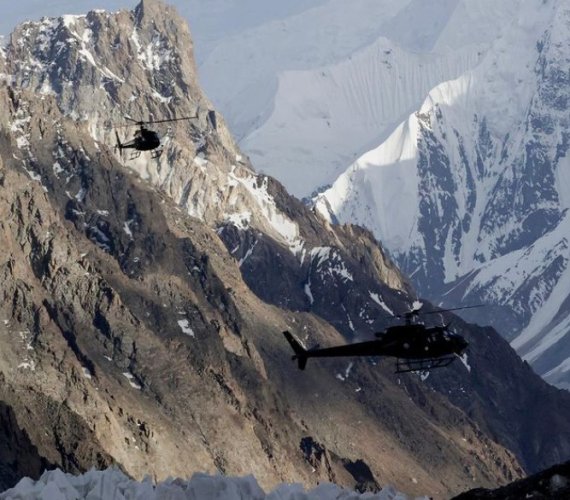 김홍빈 대장의 흔적을 찾기 위한 파키스탄 육군 항공 수색헬기 2대가 브로드피크 베이스캠프를 출발해 중국쪽 암벽으로 향하고 있다. 사진=뉴스1(Oswald Rodrigo Pereira 제공)