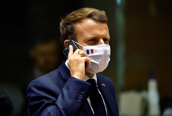 지난7월 20일(현지시간) 에마뉘엘 마크롱 프랑스 대통령이 벨기에 브뤼셀에서 열린 유럽연합 정상회의에서 전화 통화하고 있다. AP뉴시스