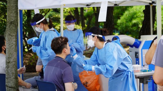 한국타이어 금산공장 직원들이 임시출장선별진료소에서 코로나19 검사를 받고 있다. 뉴스1 /사진=뉴스1