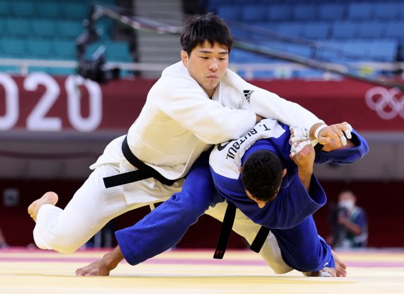 대한민국 유도 안창림이 26일 오후 일본 도쿄 지요다구 무도관에서 열린 '2020 도쿄올림픽' 73kg 유도 남자 8강전 경기에서 이스라엘 토하르 부트불을 상대로 공격을 하고 있다. /사진=뉴스1