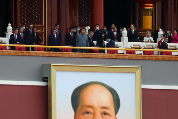 천안문 문루에 올라선 시진핑. 바로 아래 마오쩌둥의 대형 초상화가 걸려 있다. © 로이터=뉴스1 © News1 박형기 기자