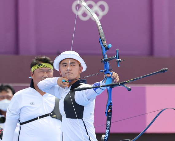 한국 남자 양궁 김제덕이 26일 일본 도쿄 유메노시마 공원 양궁장에서 열린 2020 도쿄올림픽 양궁 남자단체전 8강에서 활을 쏘고 있다. /사진=뉴스1