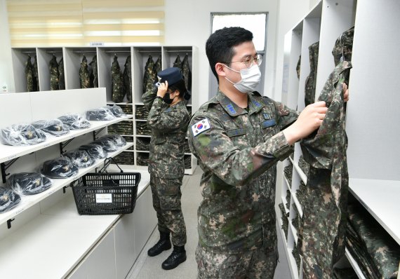 [대구=뉴시스] 김동현 수습기자 = 진열대 형식으로 개선된 대구기지 통합 피복판매소. (사진 = 공군 제11전투비행단 제공) 2021.07.26. photo@newsis.com *재판매 및 DB 금지
