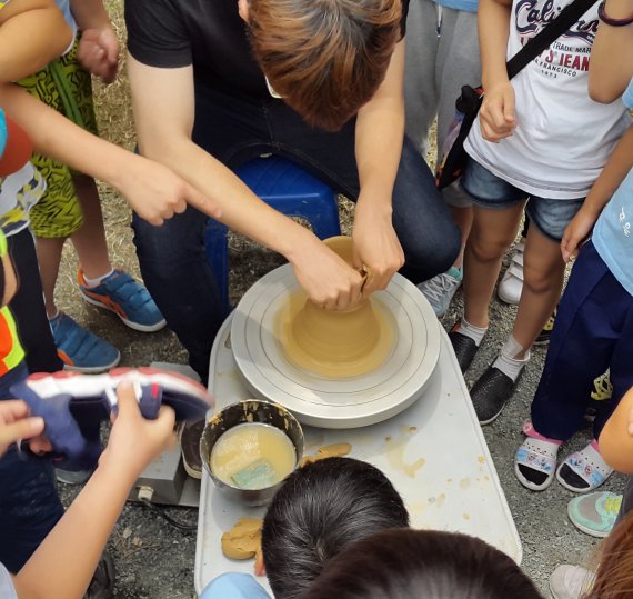 경북 김천 '마고촌'을 방문한 어린이들이 나만의 도자기를 만드는 물레질 과정에서 흙을 만지고 모양을 다듬고 있다. 농촌진흥청 제공