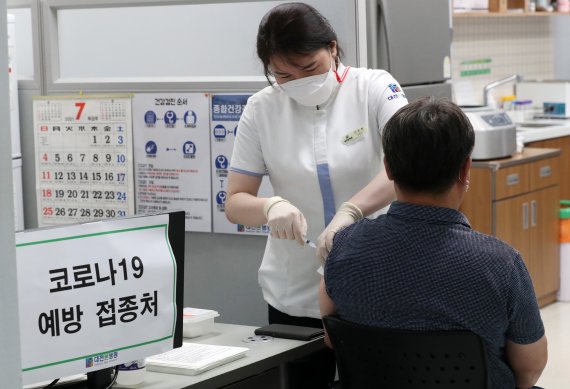 26일 대전 유성구에 위치한 신종 코로나바이러스 감염증(코로나19) 백신 위탁의료기관에서 시민들이 모더나 백신을 접종받고 있다. 이날부터 55세이상 59세 이하까지 백신접종이 시작됐다. 2021.7.26/뉴스1 /사진=뉴스1화상