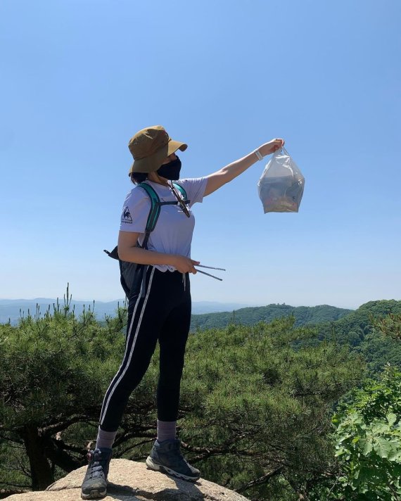 불편한 여행법 챌린지 구연경 참가자가 서울 청계산에서 친환경여행을 실천하고 있다. /사진=한국관광공사