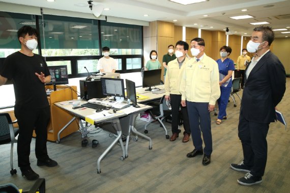이재준 고양시장이 NH인재원 안심숙소를 점검하고 있다