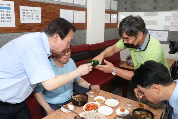 야권 대권주자인 윤석열 전 검찰총장이 27일 부산 서구의 한 식당을 방문, 지역 국회의원들과 함께 식사하던 중 시민이 권하는 소주를 받고 있다. 2021.7.27/뉴스1 © News1 부산사진공동취재단