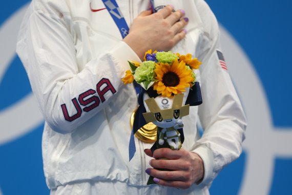 지난 27일 일본 도쿄 아쿠아틱스센터에서 열린 올림픽 여자 평영 100m 결승에서 금메달을 딴 미국의 리디아 자코비 선수가 꽃다발을 들고 있다. 로이터 뉴스1