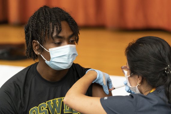 델타변이 확산세 속에 미국의 신규감염 규모가 전세계 최대 수준으로 다시 올라간 것으로 나타났다. 27일(현지시간) 뉴욕의 리먼고등학교에서 19세 학생이 코로나19 백신을 맞고 있다. AP뉴시스