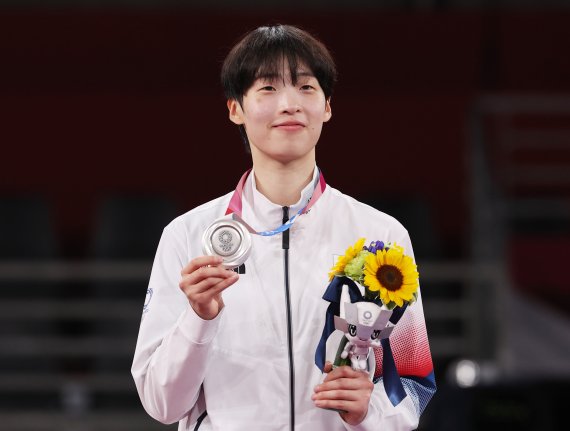 (지바=뉴스1) 송원영 기자 = 태권도 이다빈이 27일 오후 일본 지바현 마쿠하리 메세 A홀에서 열린 '2020 도쿄올림픽' 67kg급 여자 태권도 시상식에서 은메달을 걸고 있다.. 2021.7.27/뉴스1 /사진=뉴스1화상