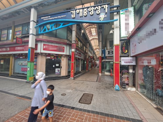 27일 오후 7시 외국인거리로 불리는 김해 서상동 김해중앙상가 일대. 삼삼오오 거리를 걷던 이주민들이 눈에 띄게 줄었다. © 뉴스1 김명규 기자