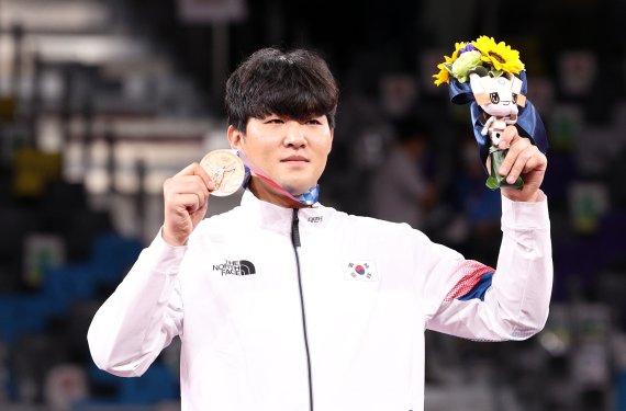 [지바(일본)=뉴시스] 이영환 기자 = 대한민국 태권도 대표 인교빈이 27일 오후 일본 지바 마쿠하리 메세 A홀에서 열린 도쿄올림픽 남자 태권도 80kg 초과급 시상식에서 동메달을 목에 걸고 있다. 2021.07.27. 20hwan@newsis.com /사진=뉴시스