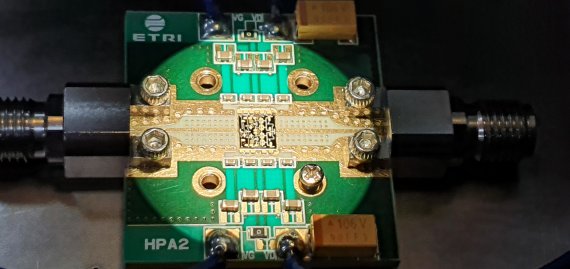 DMC융합연구단이 개발한 X-대역 질화갈륨 전력증폭기 MMIC 칩을 측정하고 있다. 전자통신연구원 제공