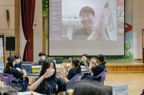 차인혁 CJ올리브네트웍스 대표가 메타버스 플랫폼을 이용해 'CJ SW창의캠프'에 참여한 저청중학교 학생들과 이야기하고 있다. CJ올리브네트웍스 제공