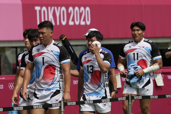 한국 남자 럭비대표팀 선수들이 28일 일본 도쿄스타디움에서 열린 7인제 럭비 11-12위 결정전에서 일본에 패한 뒤 경기장을 나서고 있다. 한국은 일본에 19-31로 패하면서 최하위인 12위로 첫 올림픽 여정을 마쳤다. /사진=뉴시스