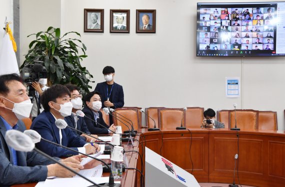 이준석 국민의당 대표가 28일 서울 여의도 국회에서 열린 '이준석과 유학생이 함께하는 이유있는 이야기'에서 화상으로 미국, 일본 등에 있는 유학생들과 대화하고 있다. 사진=박범준 기자