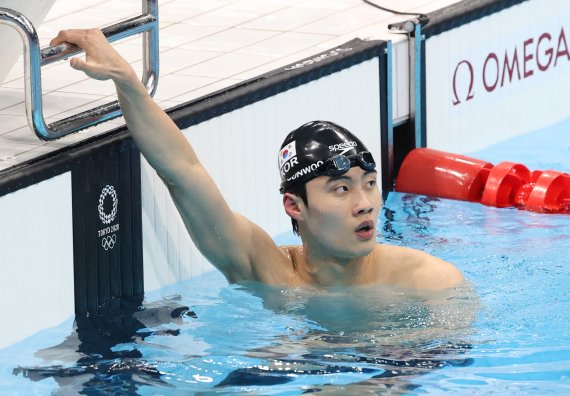 황선우가 28일 오전 일본 도쿄 아쿠아틱스센터에서 열린 2020 도쿄올림픽 남자 100m 자유형 준결승전에서 47초56의 기록으로 전체 16명 중 4위를 차지하며 8명이 겨루는 결승에 진출했다. 이날 황선우가 세운 기록은 한국은 물론 아시아 신기록이다. /사진=뉴스1