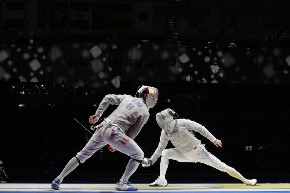 Matyas Szabo of Germany, left, and Gu Bongil of South Korea compete in the men's individual Sabre team semifinal competition at the 2020 Summer Olympics, Tuesday, July 27, 2021, in Chiba, Japan. /사진=AP뉴시스
