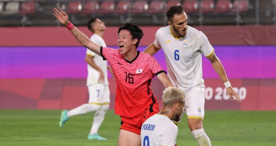 지난 25일 일본 이바라키 가시마 스타디움에서 열린 도쿄올림픽 남자축구 조별리그 B조 2차전에서 황의조 선수(가운데)가 루마니아 선수의 자책골에 기뻐하고 있다.뉴시스