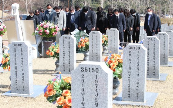 서해수호의 날을 하루 앞둔 지난 3월 25일 대전 유성구 국립대전현충원 천안함 46용사 묘역에서 유가족들이 고인들을 추모하고 있다. 뉴스1