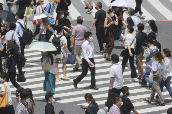일본 도쿄에서 28일 마스크를 착용한 시민들이 횡단보도를 건너고 있다.AP뉴시스