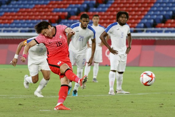 28일 오후 일본 요코하마 국제종합경기장에서 열린 2020 도쿄올림픽 남자축구 B조 3차전 대한민국과 온두라스의 경기에서 한국의 황의조 선수가 페널티킥 골을 넣고 있다.뉴시스