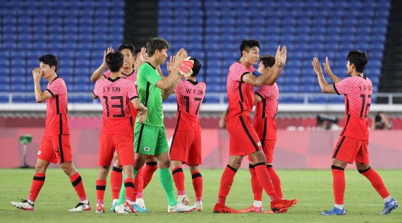 28일 오후 일본 요코하마 국립경기장에서 열린 2020 도쿄올림픽 남자축구 B조 경기서 온두라스를 6-0으로 대파한 대한민국 선수들이 기뻐하고 있다. A조 2위를 기록한 멕시코와의 8강전은 31일 오후 8시 같은 장소에서 열린다. /사진=뉴시스