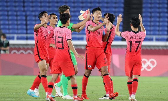 28일 오후 일본 요코하마 국제종합경기장에서 한국 남자 축구 대표팀이 2020 도쿄올림픽 남자축구 B조 3차전에서 온두라스를 6대 0으로 대파한 뒤 8강 진출을 축하하고 있다.뉴시스