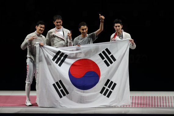 금메달을 획득한 펜싱 남자 사브르 대표팀.© News1 송원영 기자