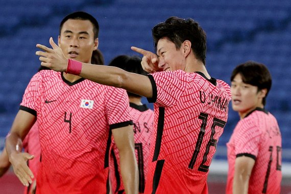 28일 일본 요코하마 국제종합경기장에서 열린 2020 도쿄올림픽 남자축구 B조 3차전에서 황의조가 온두라스를 상대로 페널티킥 골을 넣은 뒤 활을 쏘는 세리머니를 하고 있다. 황의조는 이날 6대 0으로 대승을 거둔 뒤 "한국 양궁 대표팀을 위해 세리머니를 했다"고 말했다. 뉴시스