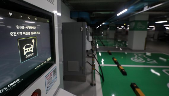 [서울=뉴시스] 고범준 기자 = 서울 강남구 삼성동 무역센터에 국내 최대 규모의 전기차 급속충전소가 운영을 시작했다. 국내 단일 장소에서 전기차 20대가 동시에 급속 충전을 할 수 있는 곳은 무역센터가 처음이다. 급속충전소는 24시간 운영된다. 사진은 26일 오후 서울 강남구 코엑스 지하 3층 라이브전용 주차장의 전기차 급속충전소 모습. 2021.07.26. bjko@newsis.com /사진=뉴시스