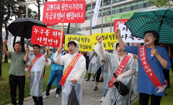 [광주=뉴시스]신대희 기자 = 신세계 복합쇼핑몰 건립반대진위원회와 중소상인살리기 광주 네트워크 소속 상인들이 24일 오전 광주 서구의회 앞에서 신세계 대형쇼핑몰 입점을 반대하는 집회를 열고 있다. 2015.07.24. sdhdream@newsis.com