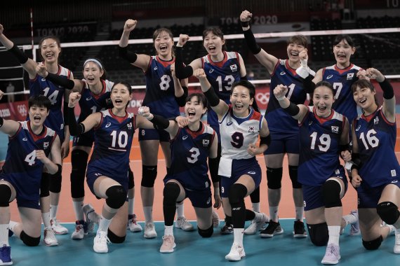 한국 여자배구 대표팀(14위)이 27일 일본 도쿄 아리아케 아레나에서 열린 조별리그 A조 2차전에서 케냐(24위)를 물리친 후 기념촬영을 하고 있다. 뉴시스