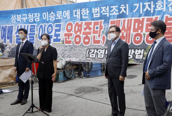 김학성 전 한국헌법학회장, 강연재 변호사 등 사랑제일교회 변호인단이 29일 서울 성북구 사랑제일교회 앞에서 이승로 성북구청장에 대한 법적조치 기자회견을 하고 있다. 뉴시스