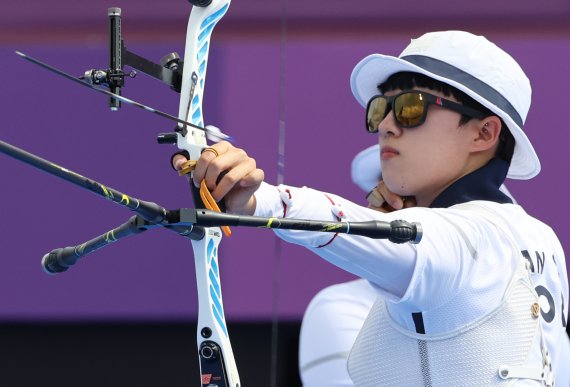 양궁 안산이 25일 일본 도쿄 유메노시마 공원 양궁장에서 열린 2020 도쿄올림픽 양궁 여자단체전 8강 경기에서 활을 쏘고 있다. 뉴스1