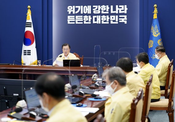 文대통령 "低신용·소득자 위한 정책금융상품 만들라"