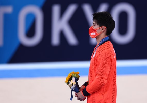하시모토 다이키(일본)가 지난 달 28일 일본 도쿄 아리아케 체조경기장에서 열린 남자 체조경기에서 개인 종합 1위를 기록, 금메달을 목에 건 뒤 시상식을 치르고 있다. 로이터 뉴스1