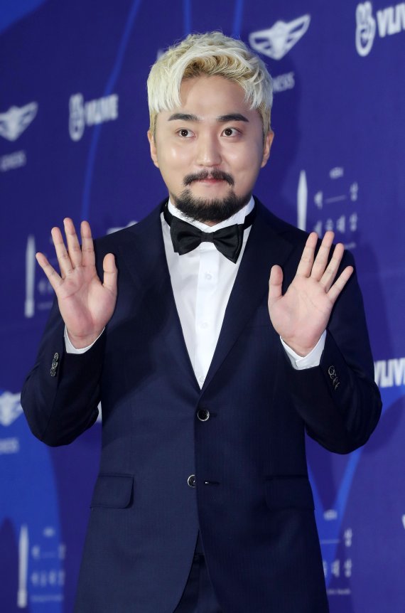 [서울=뉴시스]홍효식 기자 = 유병재가 1일 오후 서울 삼성동 코엑스에서 열린 '제55회 백상예술대상' 레드카펫 행사에 참석하고 있다. 2019.05.01. yesphoto@newsis.com