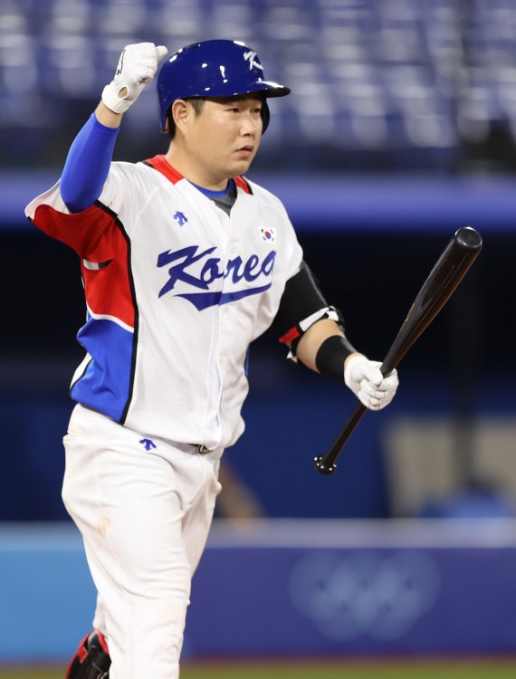 [요코하마(일본)=뉴시스] 최진석 기자 = 29일 요코하마 스타디움에서 열린 2020 도쿄올림픽 야구 B조 조별리그 1차전 대한민국과 이스라엘의 경기 연장 10회말 2사 만루 상황 양의지가 끝내기 사구를 얻어낸 뒤 기뻐하고 있다. 2021.07.29. myjs@newsis.com