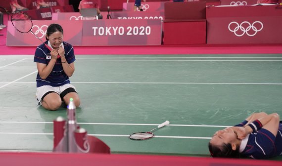 [도쿄=AP/뉴시스] 김소영-공희용 조(5위)가 29일 일본 도쿄 무사시노노모리 종합 스포츠플라자에서 열린 2020 도쿄올림픽 배드민턴 여자 복식 8강전에서 마쓰모토 마유-나가하라 와카나 조(2위·일본)를 물리친 후 환호하고 있다. 김소영-공희용은 일본을 세트 스코어 2-1(21-14 14-21 28-26)로 물리치고 4강에 올랐다. 2021.07.29.