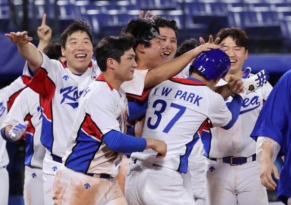2020도쿄올림픽 대한민국 야구 대표팀 선수들이 29일 일본 요코하마 스타디움에서 열린 이스라엘전에서 승리를 따낸 후 기뻐하고 있다. /사진=뉴스1