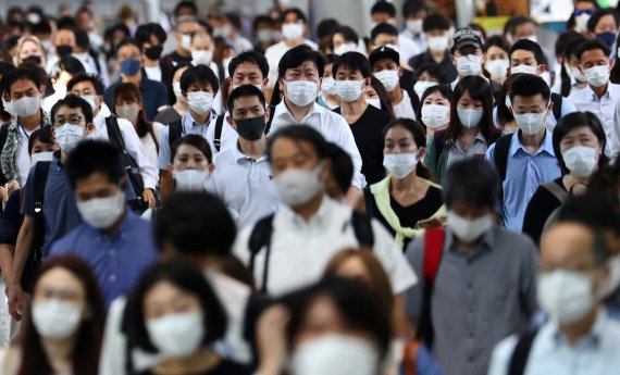 일본 전역에서 신종 코로나바이러스 감염증(코로나19) 신규 확진자 수가 최초로 1만명을 넘어섰다. © 로이터=뉴스1 © News1 정윤영 기자