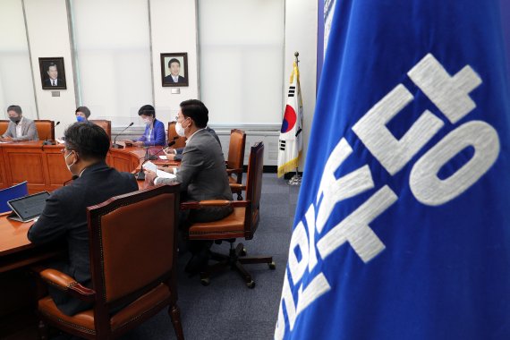 30일 서울 여의도 국회에서 민주당 최고위원회의가 열리고 있다. (공동취재사진)